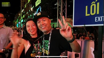 Nhạc sĩ Huy Tuấn hôn vợ, cổ vũ khán giả gen Z thể hiện tình yêu tại Hozo Super Fest