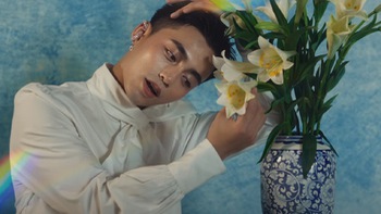 MONO hóa 'thiếu nữ bên hoa huệ' trong MV mới