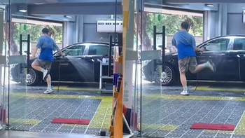 Người đàn ông vừa rửa xe vừa nhảy siêu đáng yêu