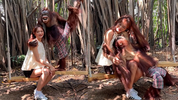 Chú khỉ tạo dáng chuyên nghiệp chụp hình với nữ du khách