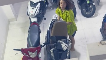 Cô gái ca cải lương than vãn khi dắt xe máy