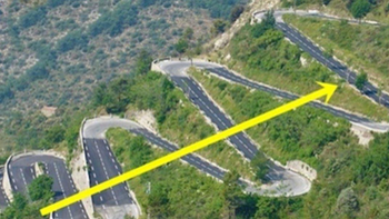 Ảnh vui 2-2: Netizen thắc mắc 'tại sao đường lên núi không thẳng?'