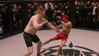 Võ sĩ hạng ruồi hạ knock-out 'gã khổng lồ' trong một hiệp đấu