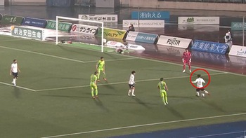 Cầu thủ Nhật phản lưới nhà như tiền đạo đối phương ghi bàn