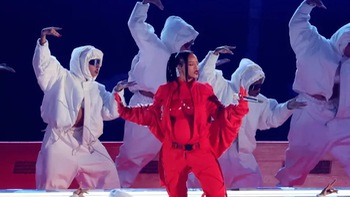 Concert 'khoe bụng bầu' của Rihanna bị khiếu nại vì gợi dục