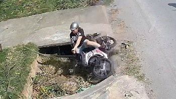 Chàng trai chạy xe máy ngã cắm đầu xuống mương