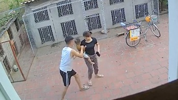 Chồng nhanh chân giành bế con để lượm tiền rơi của vợ