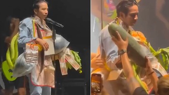 Ca sĩ Thái Lan được fan tặng rau củ quả chất đầy người