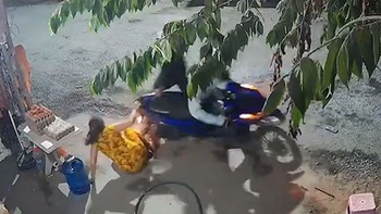 Hai tên cướp vứt xe máy bỏ chạy khi giật điện thoại