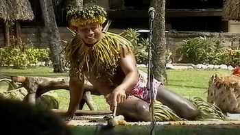 Thổ dân Samoa hướng dẫn cách đánh lửa khiến du khách cười nghiêng ngả