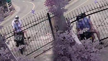 Hai thanh niên ôm cua tốc độ cao tông bay cửa cổng nhà dân