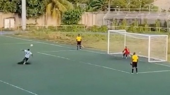 Chàng trai đá penalty sút bay cỏ sân nhân tạo