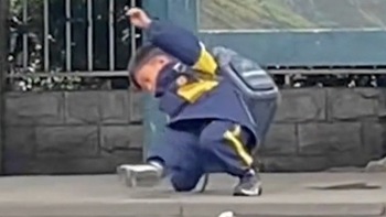 Bé trai nhảy hip hop khi chờ xe buýt