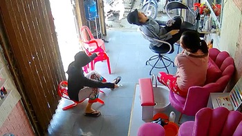 Cô gái liên tục ngã dập mông vì cái ghế 'bẫy khách' ở tiệm nail