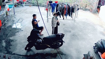 Chồng sung sướng khi nhặt được tiền rơi của vợ