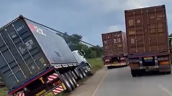 Hai xe container hợp sức cứu 'đồng nghiệp' thoát nạn