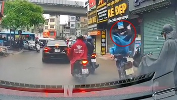 Chàng trai chạy xe máy lộn santo vì tông vào ổ gà