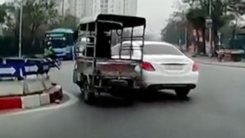 Tài xế xe ba gác đánh lái xuất thần tránh tông vào Mercedes