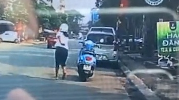 Cô gái nhảy ra ngoài để xe máy tự tông vào đuôi ô tô