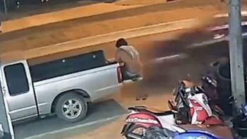 Chàng trai ngã dập mông khi bị ô tô tông văng khỏi thùng xe bán tải