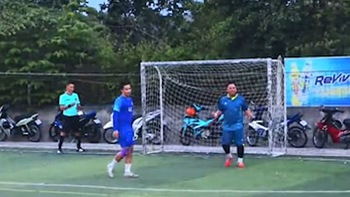 Thủ môn bắt penalty bị thủng lưới vì chủ quan