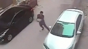 Thanh niên bị gạch bật vào mặt khi đập kính ô tô trộm đồ