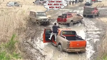 Xe Jeep 'lêu lêu' ô tô bán tải mắc kẹt ở đường lầy