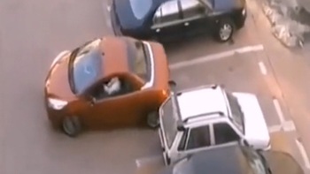 Cô gái lái xe mui trần trừng trị tài xế ô tô cướp chỗ đỗ