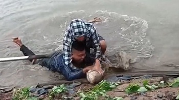 Hai chàng trai đánh vật với cá khủng hỏng hai điện thoại