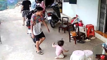 Màn bẻ lái ăn vạ bố bất thành của con gái