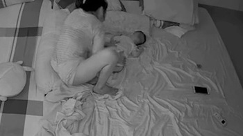 Mẹ bỉm sữa hốt hoảng gọi chồng khi con ngủ say lay hoài không dậy