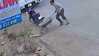 Hai thanh niên đẩy xe rùa gặp nạn chung một kịch bản