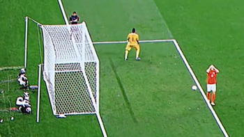 Cầu thủ sút penalty đi từ trạng thái 'thất vọng đến hy vọng rồi tuyệt vọng'