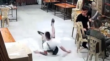 Chàng trai ngã dập mông khi nhảy tung tăng trong quán nhậu