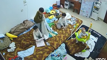 3 anh em thay nhau dọn dẹp, trông em khi mẹ vắng nhà