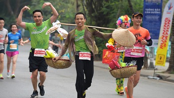 Chàng trai gánh dép chạy 21km ở Hà Nội