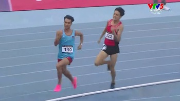 Pha bức tốc giành huy chương vàng khó tin của VĐV Campuchia ở điền kinh 800m