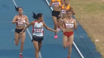 Hành động đẹp của VĐV Indonesia với 2 VĐV Việt Nam ở đường chạy 10.000m