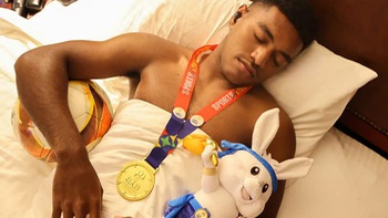 Ảnh vui 17-5: Cầu thủ Indonesia đi ngủ cùng linh vật và huy chương vàng