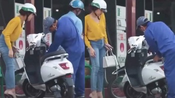 Cô gái dắt xe máy điện đi đổ xăng khiến mọi người hoang mang