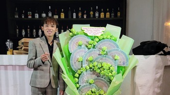 Hồ Văn Cường được fan tặng bó hoa tiền 120 triệu đồng