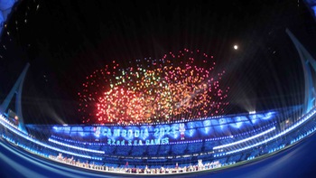 Ngắm pháo hoa đẹp mắt của lễ khai mạc SEA Games 32