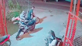 Hai thanh niên say rượu lùi xe máy ngã xuống mương