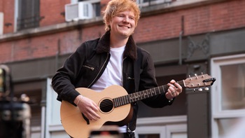 Ed Sheeran và fan ăn mừng thắng kiện trên đường phố New York