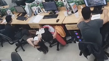 Nữ nhân viên văn phòng bị dập mông vì ngồi ngả ngớn