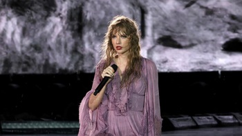 Fan ngất xỉu, ném đá vào sân khấu chờ xem Taylor Swift hát trong mưa bão