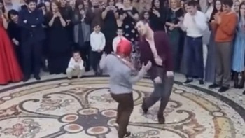 Hai chàng trai nhảy vũ điệu 'thoát vị đĩa đệm' cực đẹp