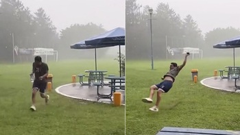 Chàng trai trượt chân 'vồ ếch' khi chạy dưới mưa