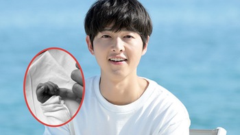 Song Joong Ki khoe ảnh nắm tay con trai đầu lòng