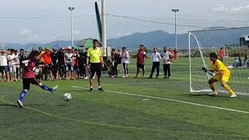 Cô gái sút penalty nhẹ hều vẫn khiến thủ môn bất lực